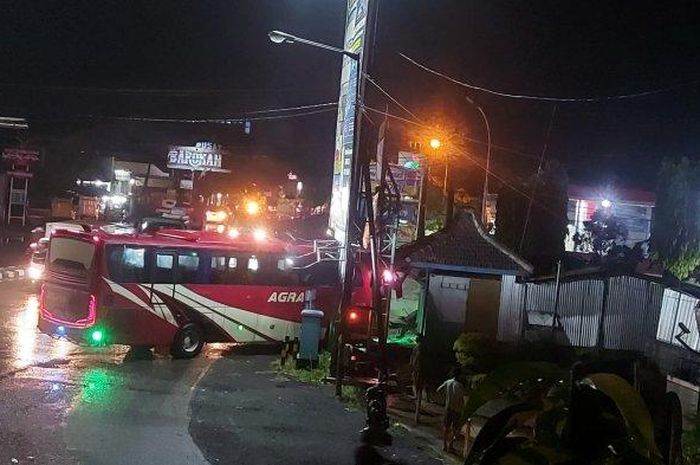 Bus Agra Mas tabrak tiang lampu lalu lintas dan pos polisi