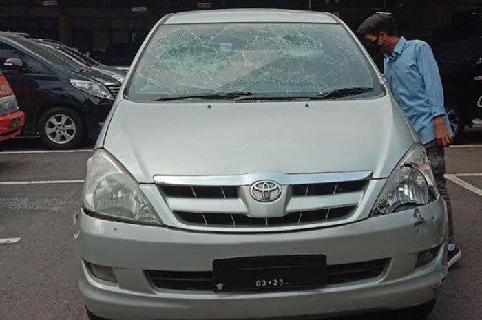 Kondisi Toyota Kijang Innova usai diamuk massa karena tabrak tiga motor dan satu mobil di kota Malang, berawal panik parkir di tempat gelap