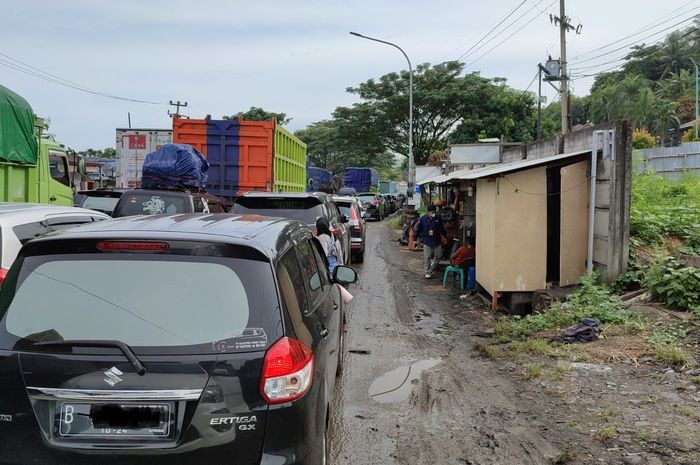 Antrian panjang menuju Pelabuhan Merak