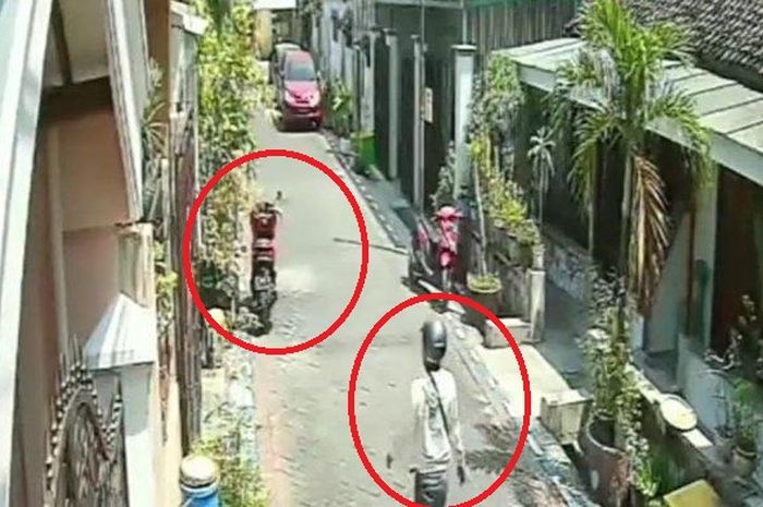 Rekaman CCTV seorang maling berhasil menggondol Honda PCX 150 di Jl Bentul 6, Jagir, Wonokromo, Surabaya, Jatim