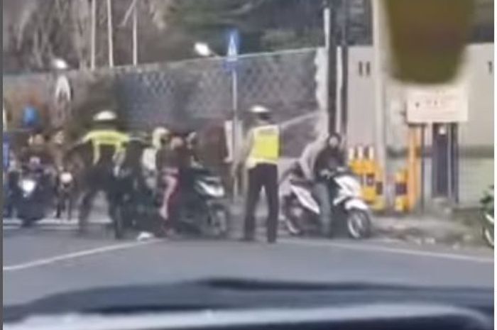 Rekaman video Polisi membubarkan aksi balap liar di pertigaan SGM, Klaten dengan aksi menendang salah satu pemotor
