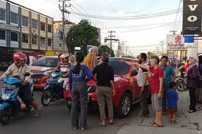 Nissan Juke berisi anggota Polisi dicegat ibu-ibu hingga naik ke atas kap mesin di Lubuklinggau, Sumatera Selatan