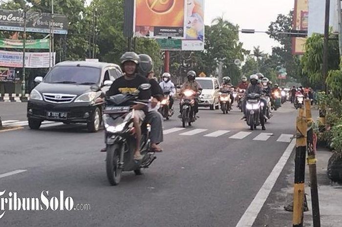 Kondisi arus lalu lintas di Jalan Raya penghubung Jawa Tengah dengan Jawa Timur, Rabu (27/4/2022). 
