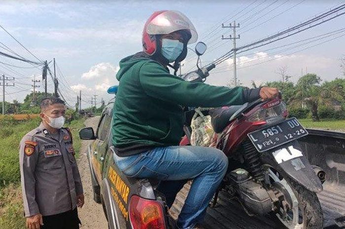 Bukan ditilang, Yamaha Mio milik pemudik yang mogok ini diangkut mobil polisi untuk diantar ke bengkel, Rabu (27/4/2022). 