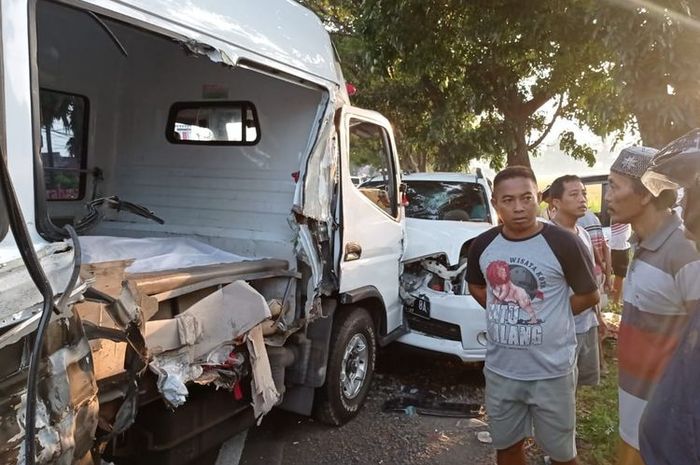 Ambulans pengangkut jenazah tabrak Toyota Rush setelah ditoyor truk towing dari arah berlawanan di Kebonagung, Kraksaan, Probolinggo, Jatim