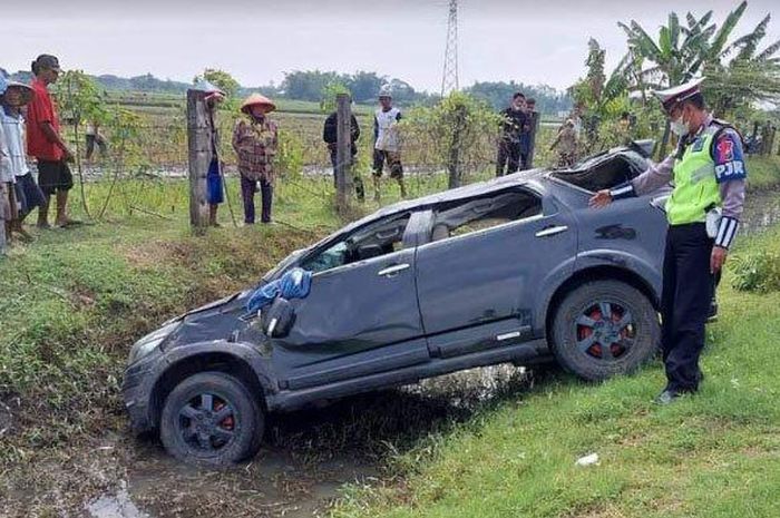 Kondisi mobil Daihatsu Terios bernopol L-1298-SI yang terlibat kecelakaan tunggal di Tol Kertosono-Ngawi, KM 599/A, Kamis (28/4/2022). 