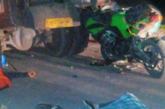 Dua orang pemudik naik Kawasaki Ninja 250 meregang nyawa setelah kecelakaan maut di Brebes, Jawa Tengah.