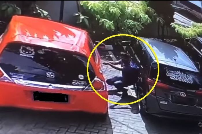 Ilustrasi maling berusaha bobol Honda Brio di parkiran