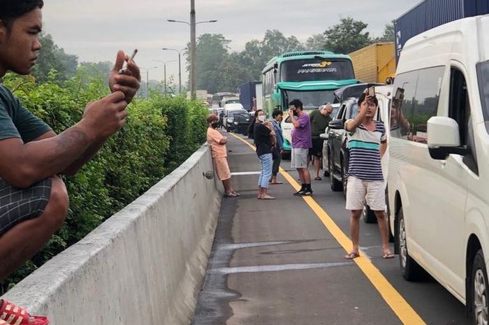 Kondisi saat tol Cipularang arah Jakarta macet total sejak dini hari, (29/4/22)