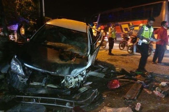 Kondisi Kijang Innova yang terlibat kecelakaan dengan 5 kendaraan lainnya di Jalur Pantura Subang, Jumat (29/4/2022) dini hari. 