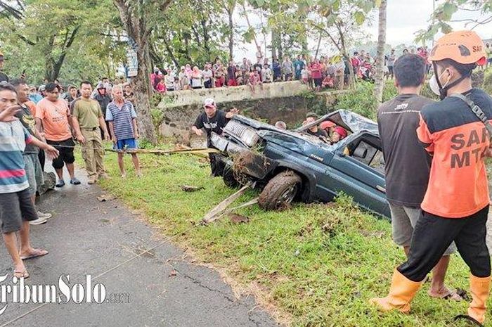 Toyota Kijang Super Pemudik asal Sleman, Yogyakarta tujuan Madura, Jawa Timur terjun ke sungai di Matesih, Karanganyar, Jawa Tengah