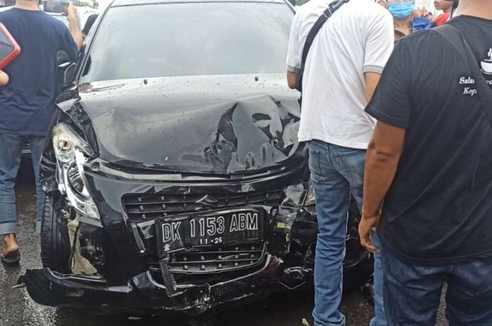 Suzuki Spash hitam DK 1153 ABM yang diduga mengalami rem hingga menjadi penyebab tabrakan beruntun di area parkir Pelabuhan Gilimanuk, Jembrana, Bali pada Jumat (29/4/2022).