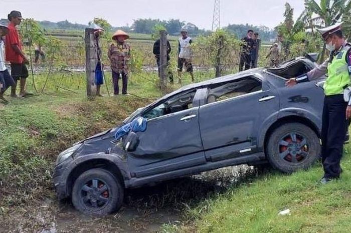 Daihatsu Terios pemudik asal Pamulang, Tangerang Selatan terjun ke parit ruas tol Ngawi-Kertosono KM 599/A, Jatim akibat ban belakang kanan meledak