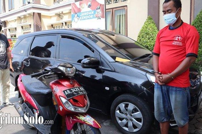 BT (37), pelaku pencurian gabah beserta barang bukti Honda Mobilio dan Yamaha Mio di Mapolres Klaten, Jawa Tengah