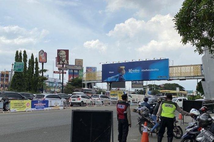 Pemudik salah belok dari lintas perempatan Metropolitan Mall dan masuk ke ruas GT Bekasi Barat 1. 