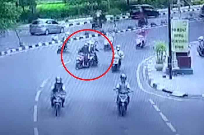Tangkapan layar rekaman CCTV yang memperlihatkan fakta pemotor yang mengaku diserempet dan ditendang polisi di Medan.