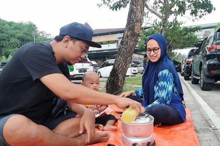 Pemudik asal Bekasi, Adwin beserta istri dan anaknya sedang istirahat di Rest Area KM 256A Salatiga.