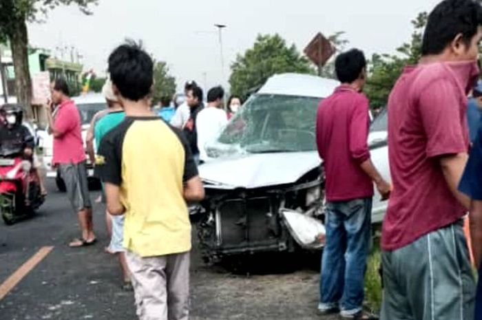 Toyota Avanza isi pasutri dan anaknya meninggal dunia usai tertabrak kereta api