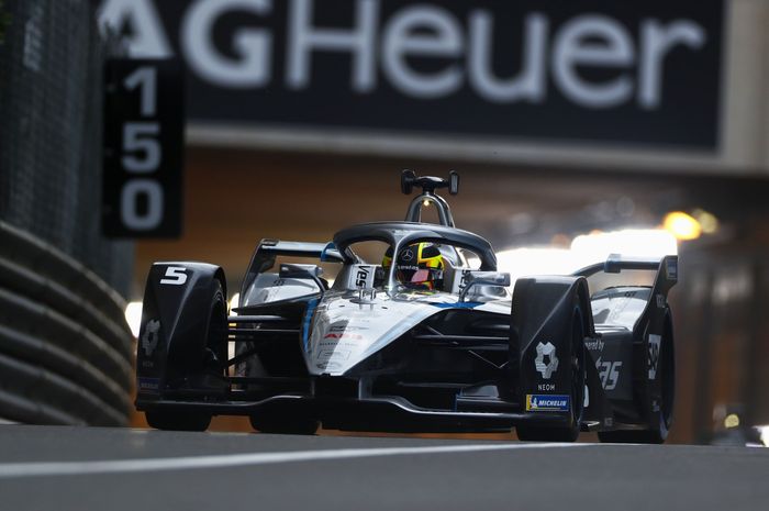 Stoffel Vandoorne mengokohkan pimpinan Mercedes di puncak klasemen sementara setelah keluar sebagai pemenang balapan Formula E Monako 2022.