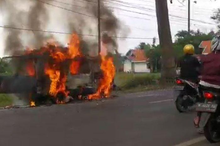 Suzuki Carry terbakar di pinggir jalan 