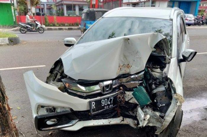 Honda Mobilio ringsek wajah usai tumbuk pohon