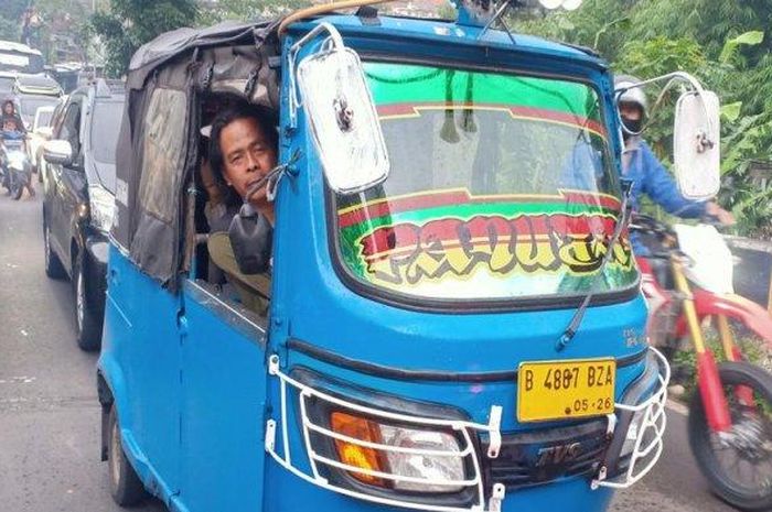 Dadang (54) dan keluarganya mudik Lebaran menggunakan bajaj dari Jakarta ke Tasikmalaya, Sabtu (30/4/2022).  