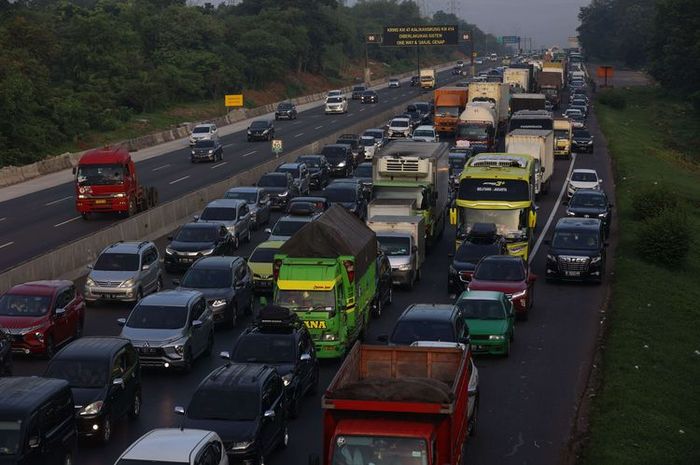 pemberlakuan sistem one way di Tol Karawang Barat hingga Kalikangkung, Jumat (29/4/2022).