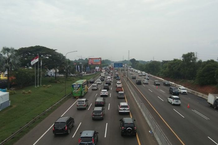 Tol Jakarta-Cikampek saat arus balik lebaran 2022