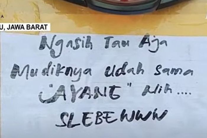 Tulisan unik terpasang di motor pemudik yang melintasi jalur pantura.