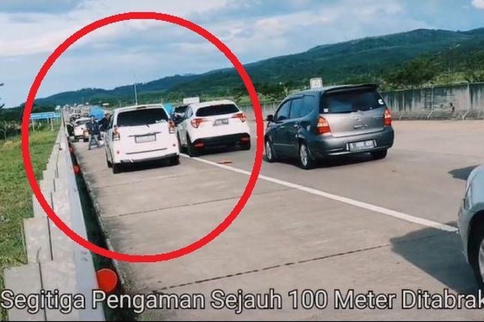 tangkap layar video yang memperlihatkan Honda HR-V dan beberapa mobil lainnya hampir menabrak kendaraan yang sedang mengganti ban di bahu jalan tol.