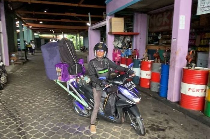 Budiono (40) yang memodifikasi motornya supaya bisa menaruh sangkar burung di belakang kendaraannya, mudik dari Bekasi ke Boyolali bawa 6 burung kesayangan.