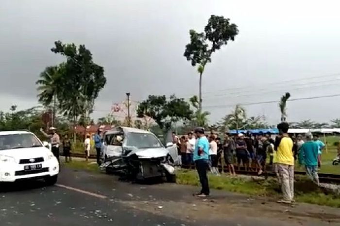 Petugas medis dan kepolisian hendak mengeluarkan korban dari dalam mobil yang tertabrak kereta di perlintasan tanpa palang pintu di Desa Pasirharjo, Kecamatan Talun, Kabupaten Blitar, Sabtu (30/4/2022)