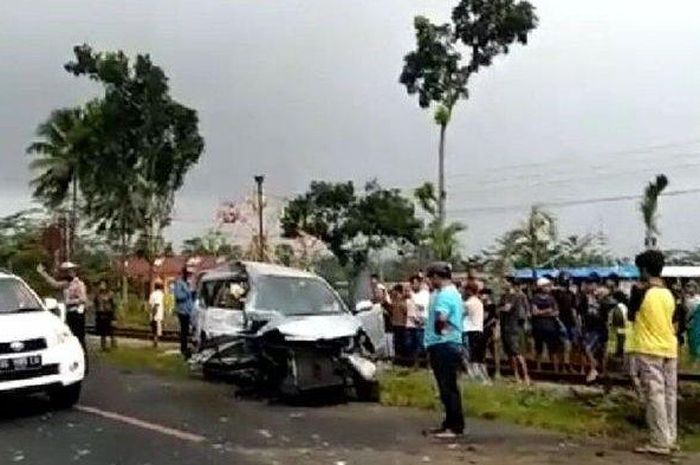 Kondisi Toyota Avanza yang tertabrak kereta api di perlintasan tanpa palang pintu di Desa Pasirharjo, Kecamatan Talun, Kabupaten Blitar, Sabtu (30/4/2022).