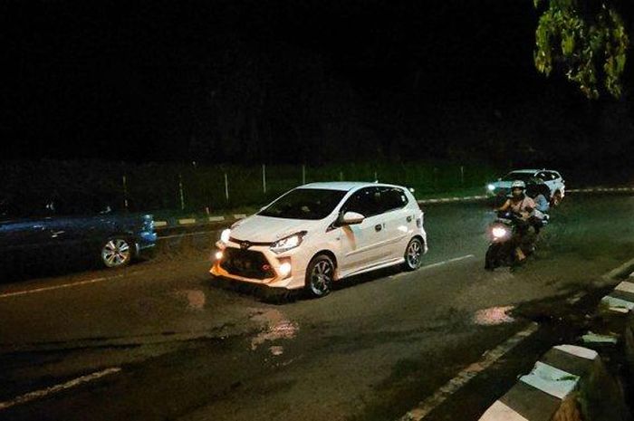 Sejumlah kendaraan melintas di tanjakan Gombel Kota Semarang, yang terletak di Jalan Semarang-Surakarta, Sabtu (30/4/2022) malam, banyak kendaraan yang mengalami overheat di sini.