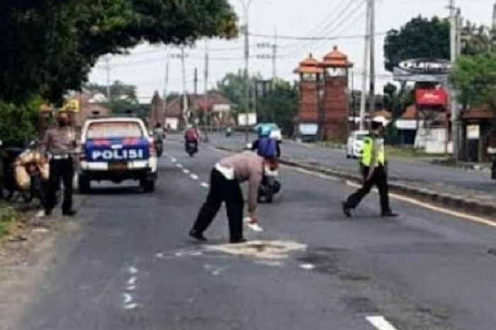 Seorang ibu dikabarkan tewas tertabrak anaknya sendiri saat mudik di Mojokerto, simak fakta sebenarnya.