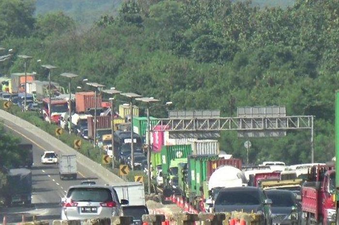 Seorang ibu-ibu pemudik tertinggal di Tol Tangerang-Merak saat kebelet ke toilet dalam kondisi macet. (foto ilustrasi) 