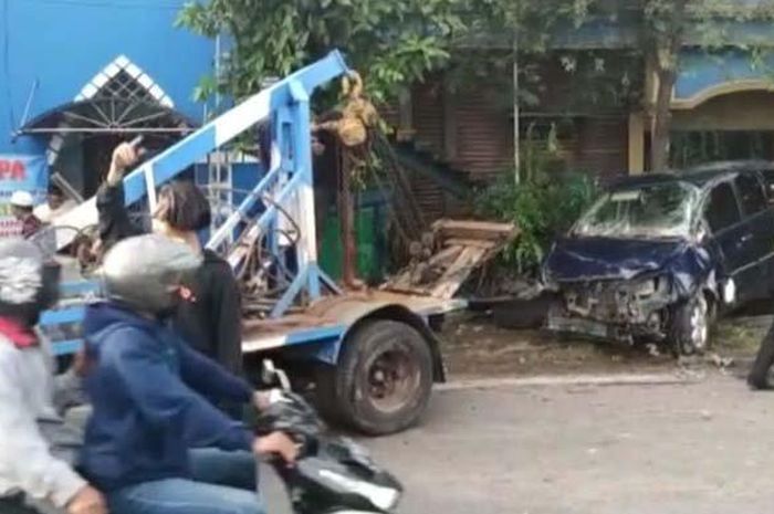 Kondisi Innova yang mengalami kecelakaan tunggal di Dusun Wudi, Desa Sukoanyar, Kecamatan Turi, Kabupaten Lamongan, Minggu (1/5/2022). 