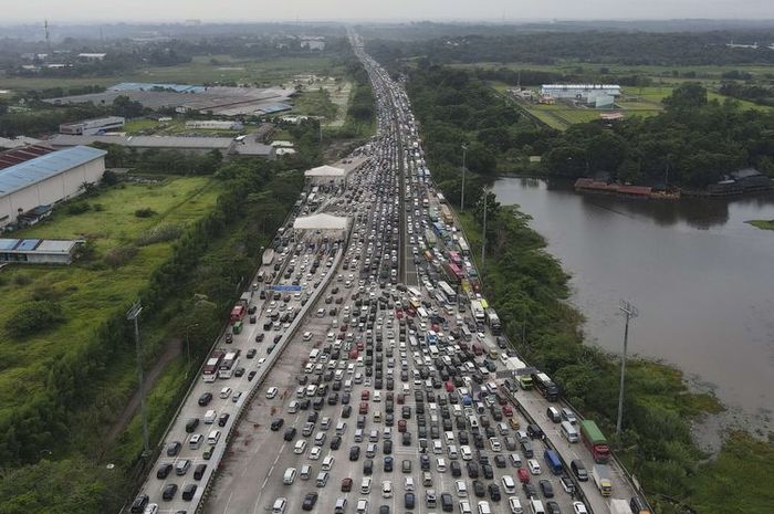 Kemacetan yang terjadi saat mudik Lebaran 2022.