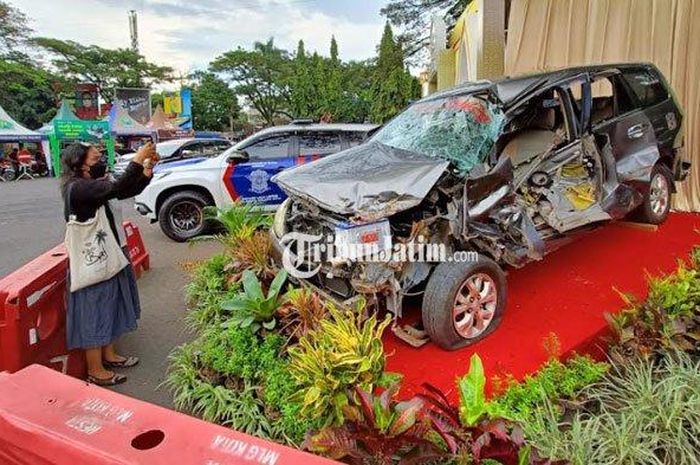 Mobil bekas kecelakaan lalu lintas di dipajang di depan stasiun Malang.