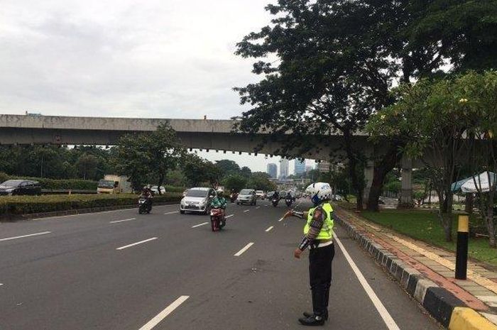 Hari pertama Idulfitri 1443 Hijriah atau Lebaran 2022 pada Senin (2/5/2022), arus lalu lintas kendaraan di sejumlah wilayah Jakarta Selatan terpantau lancar.  