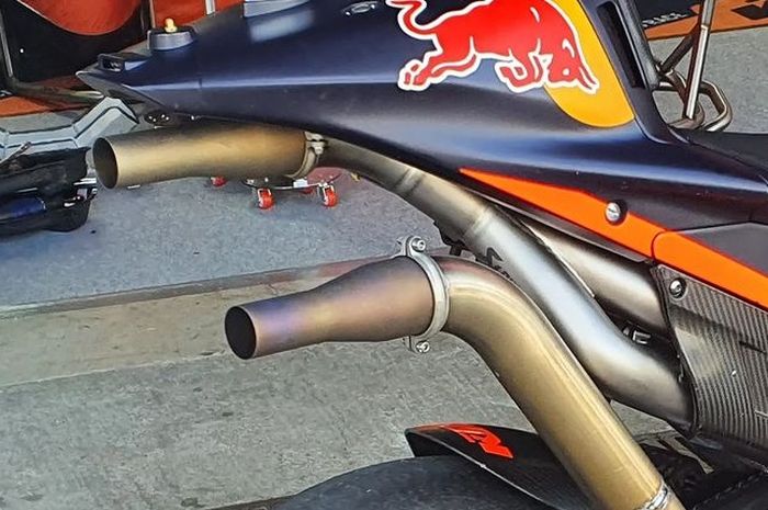 Knalpot yang digunakan pada KTM RC16 di tes MotoGP Jerez 2022. Bentuknya mirip knalpot udang motor 2-tak. 