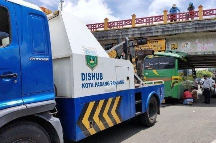 Sebuah bus tersangkut di flyover Padang Panjang