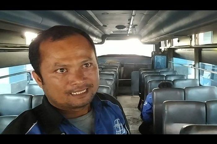 Salah satu kondektur bus PO Utama Jaya, Sumantri yang rasakan berkah saat arus mudik Lebaran 2022.