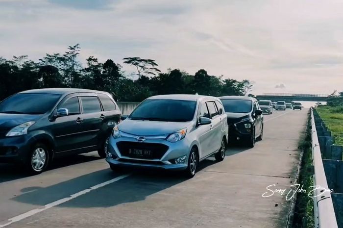 Ilustrasi menyalip dari bahu jalan tol.