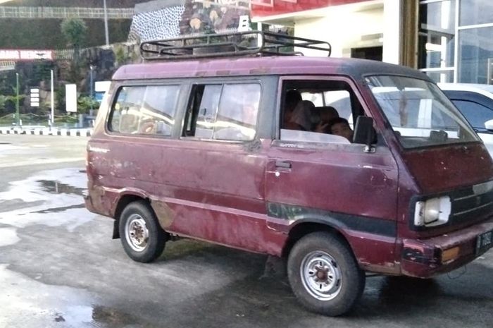 Suzuki Carry lawas yang digunakan mudik lewat jalur Pegunungan Dieng.