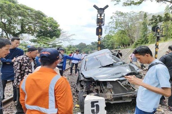 Kondisi Toyota Avanza isi 10 penumpang ditabrak kereta api