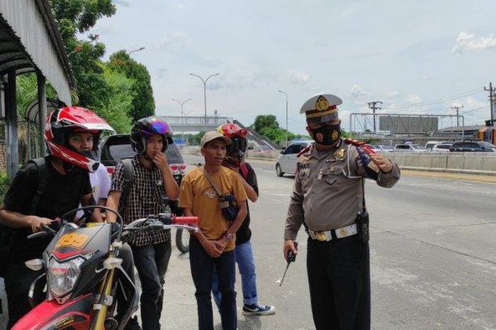 Enam pemotor yang nyasar ke Jalan Tol Amplas akibat menggunakan aplikasi google Maps, Rabu (4/5/2022). Berdasarkan pengakuannya, mereka berencana ke rumah abangnya ke Tembung, Kecamatan Percut Seituan. 