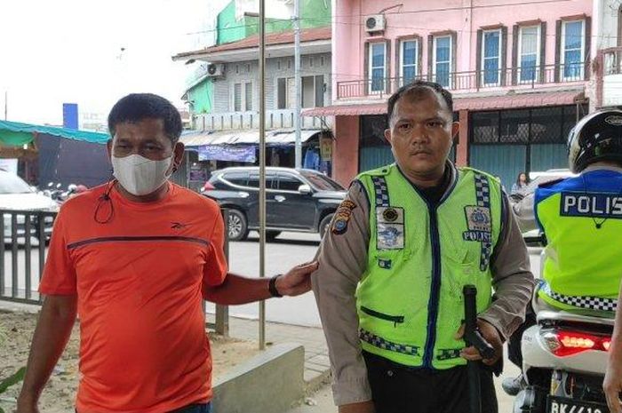 Polisi gadungan yang kerap minta uang damai ke pengendara di Medan Johor akhirnya ditangkap, Selasa (03/05/2022).