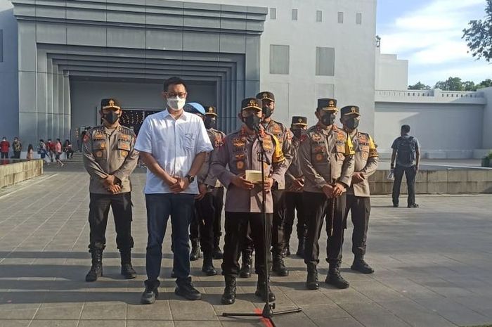Kapolri Jenderal Listyo Sigit Prabowo didampingi Kapolda Bali Irjen Pol, Putu Jayan Danu Putra, berserta pengelola objek wisata patung GWK, Unggasan, Kuta Selatan,Badung, saat memberi keterangan pers, pada Kamis (5/5/2022). KOMPAS. COM/ Yohanes Valdi Seriang Ginta(Yohanes Valdi Seriang Ginta)