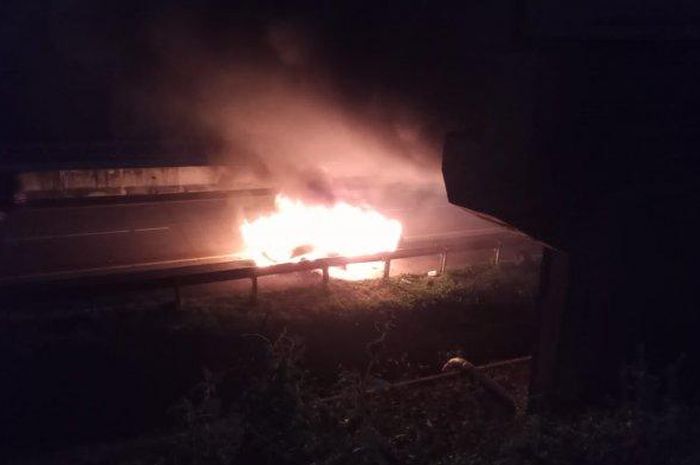 Toyota Camry terbakar di Tol Boyolali